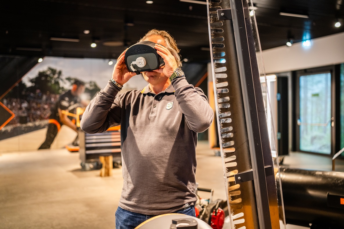 A visitor in the STIHL Brand World is wearing a virtual reality headset.